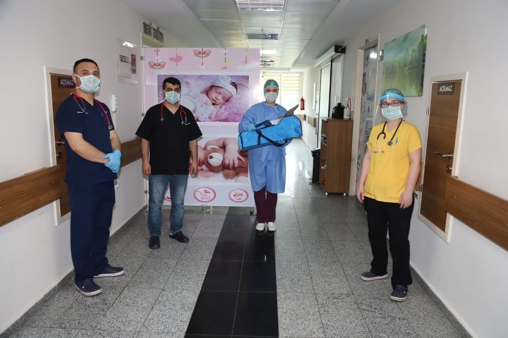 15 günlük bebek Covid-19'u yendi