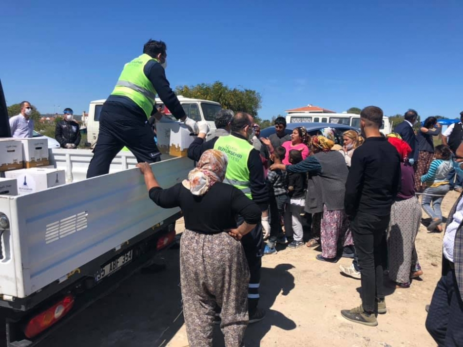 Romanlara gıda yardımı yapıldı, maske dağıtıldı