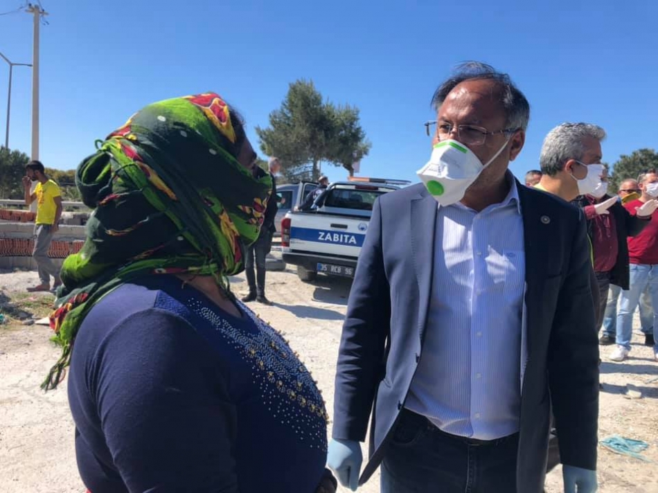 Romanlara gıda yardımı yapıldı, maske dağıtıldı