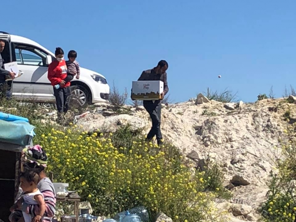 Romanlara gıda yardımı yapıldı, maske dağıtıldı