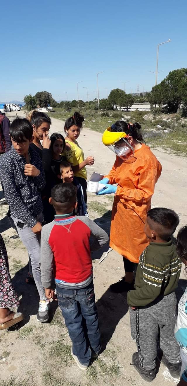 Romanlara gıda yardımı yapıldı, maske dağıtıldı