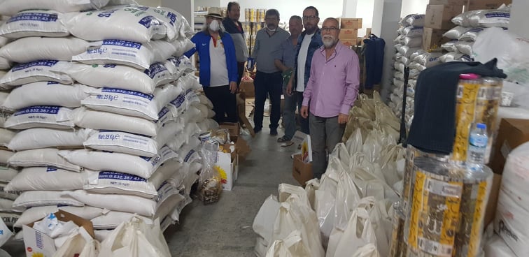 Dar gelirli ailelere gıda dağıtıyorlar