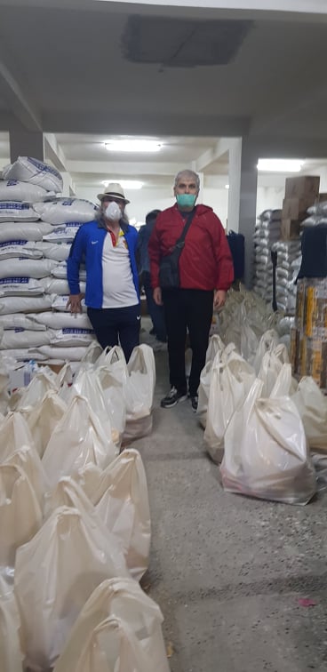 Dar gelirli ailelere gıda dağıtıyorlar