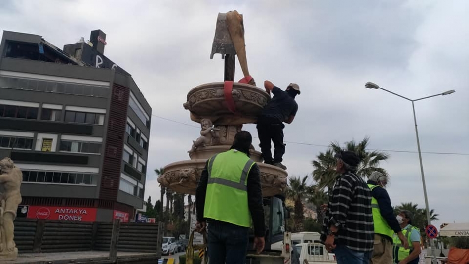 Kuşadası'nın ünlü Poseidon heykeli kaldırıldı