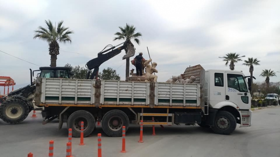 Kuşadası'nın ünlü Poseidon heykeli kaldırıldı