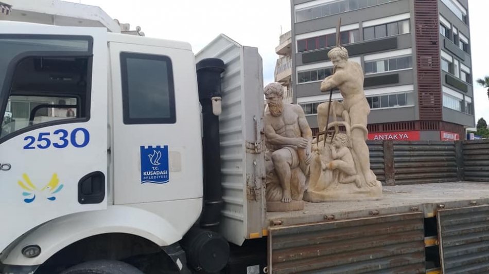 Kuşadası'nın ünlü Poseidon heykeli kaldırıldı