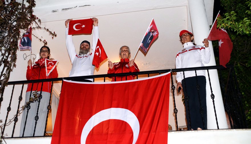Milyonlar tek yürek oldu, İstiklâl Marşı söyledi