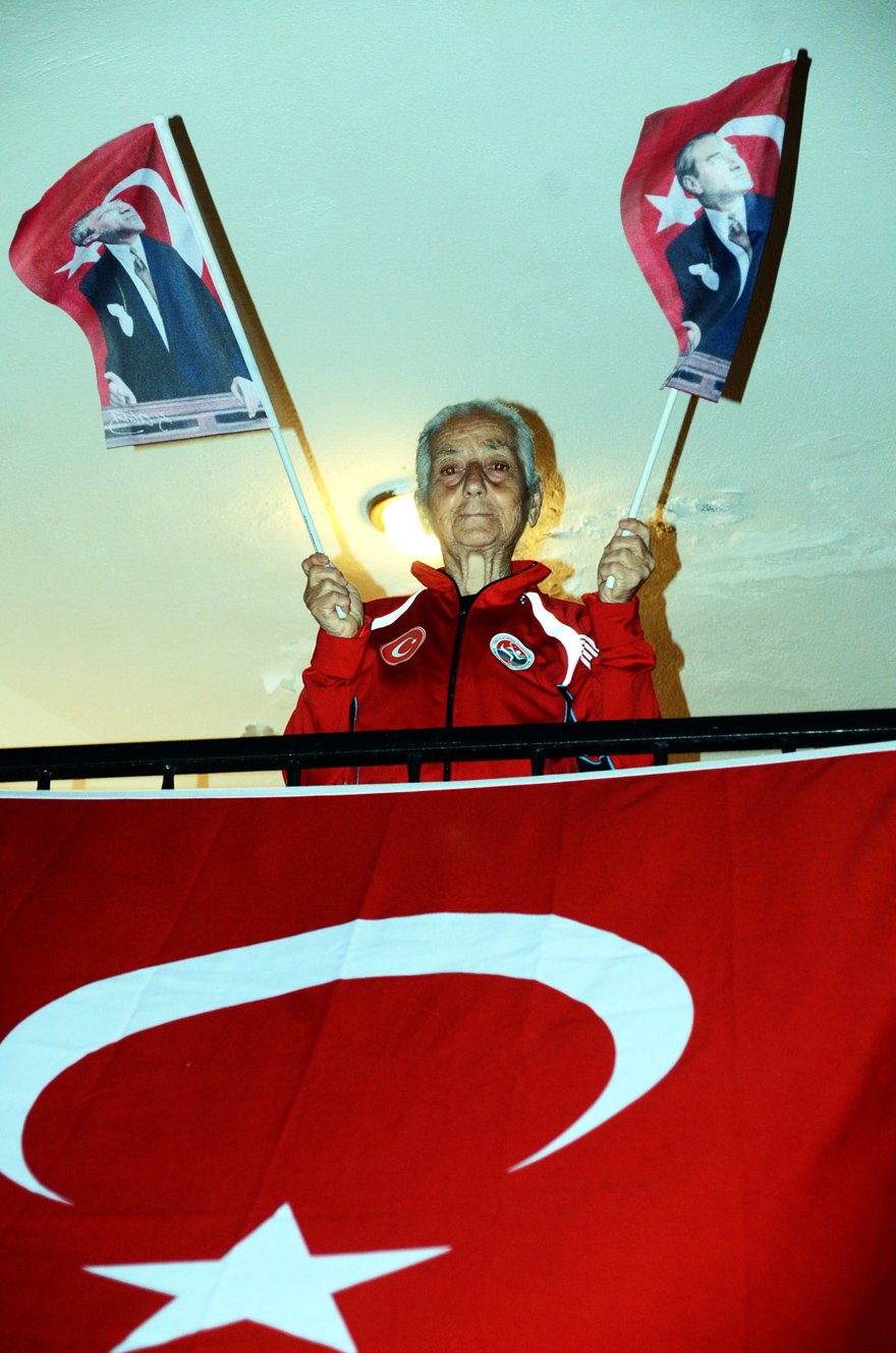 Milyonlar tek yürek oldu, İstiklâl Marşı söyledi