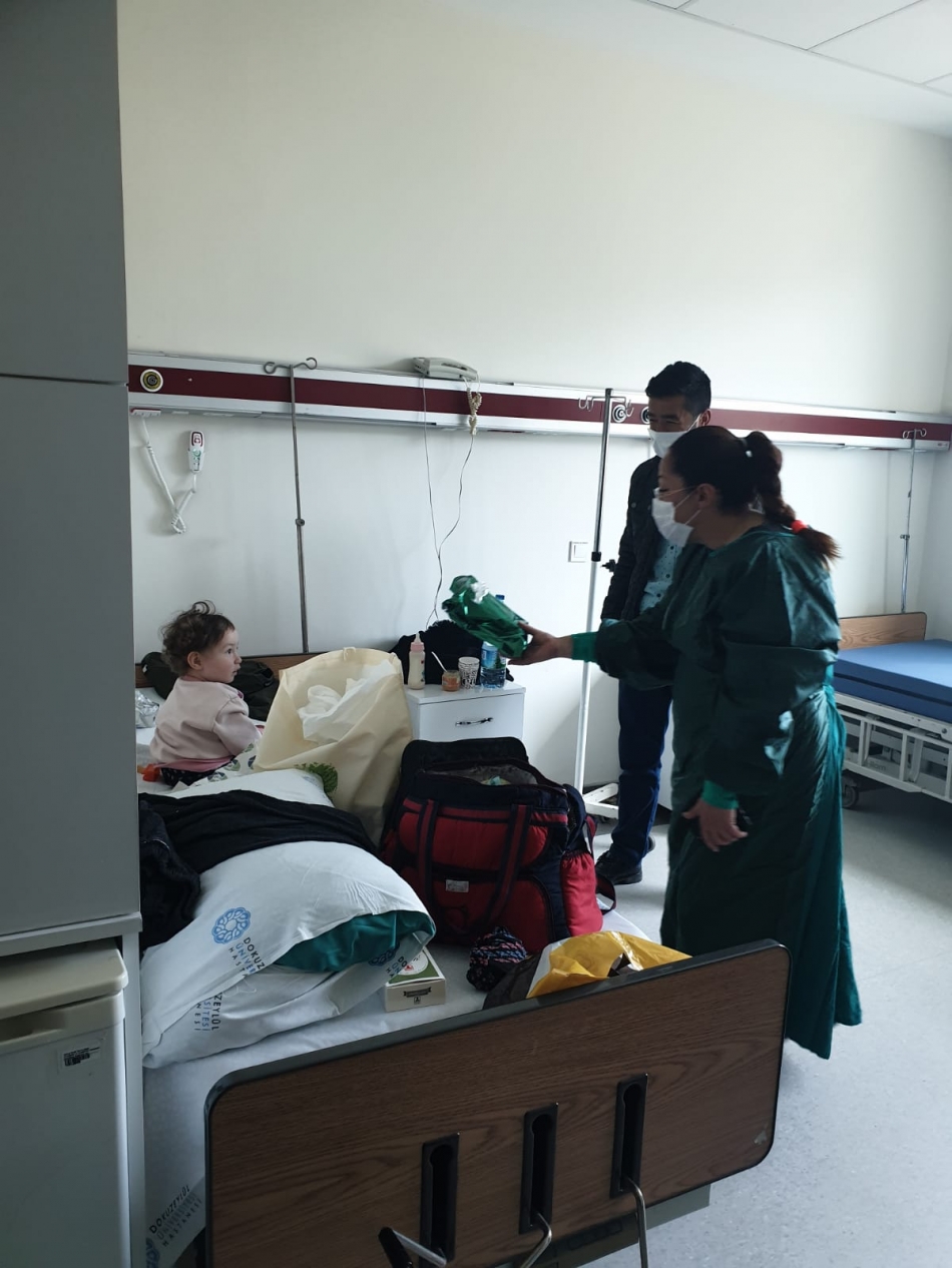 Hastanedeki çocuklara hediye