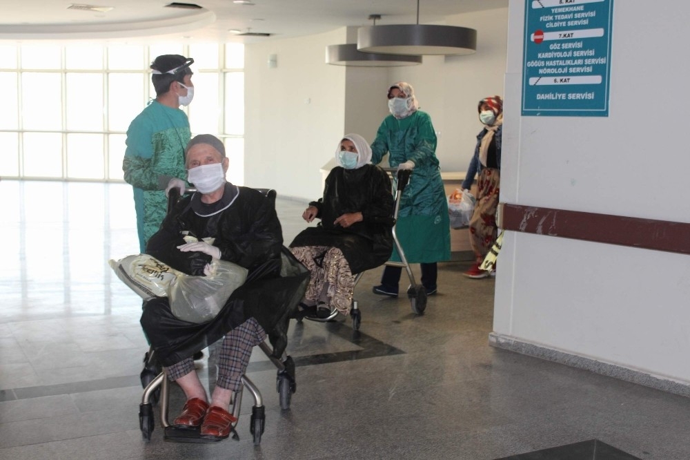 75 yaş üstü 3 hasta koronayı yendi