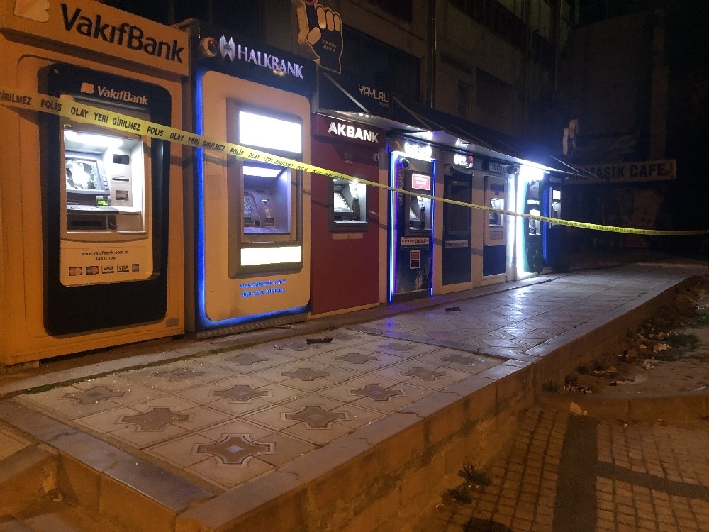Babasına kızan kadın ATM'leri böyle parçaladı