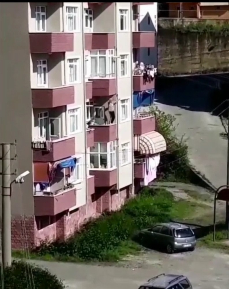 Balkon duvarında tehlikeli dans
