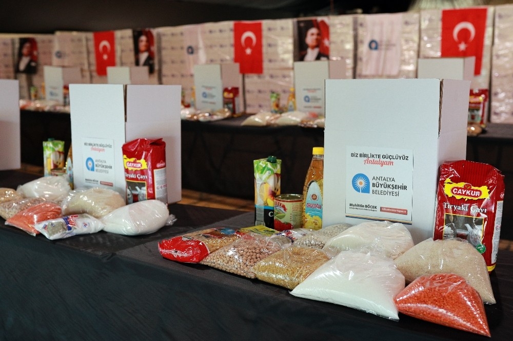 Başkan Böcek gıda kolisi hazırladı