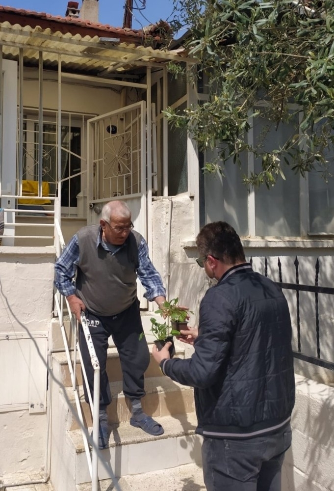 Buca'da balkon tarımı başladı: "Evde kal, evde üret"