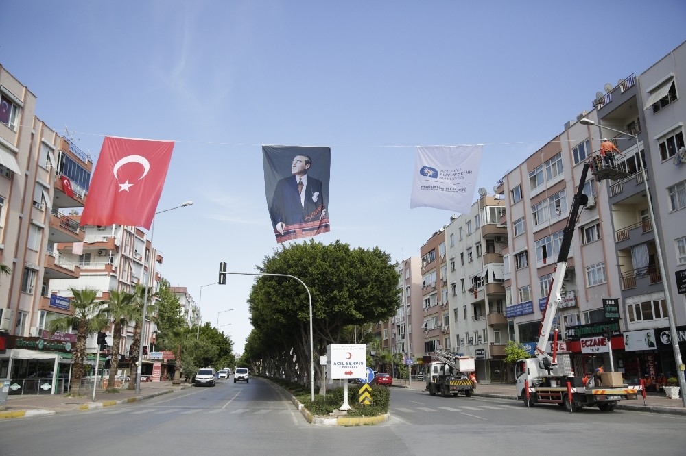 Büyükşehir kenti bayraklarla süsledi