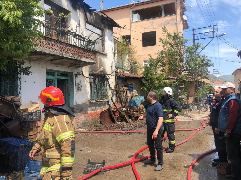 Dedesine kızdı, evi ateşe verdi