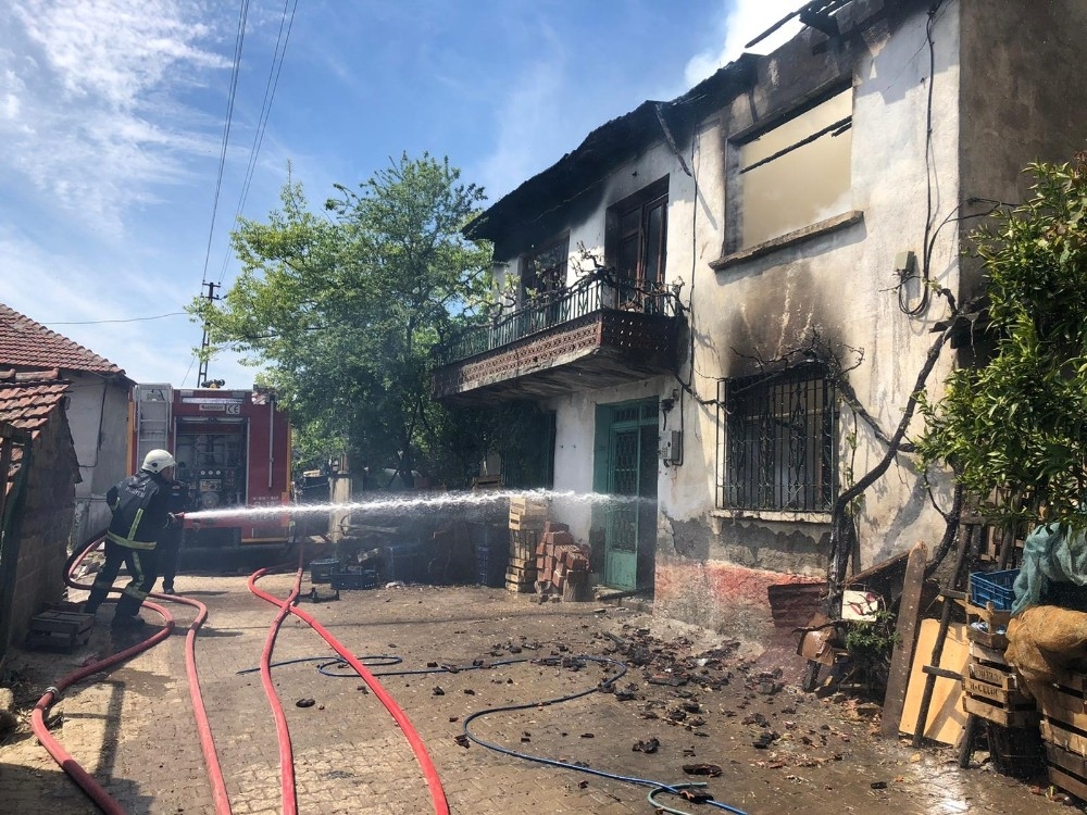 Dedesine kızdı, evi ateşe verdi