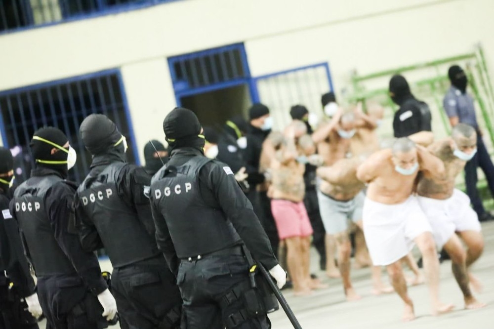 El Salvador'da mahkumlara benzeri görülmemiş hücre cezası