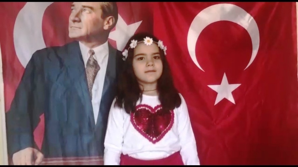 Evde kalan çocuklardan 23 Nisan klibi
