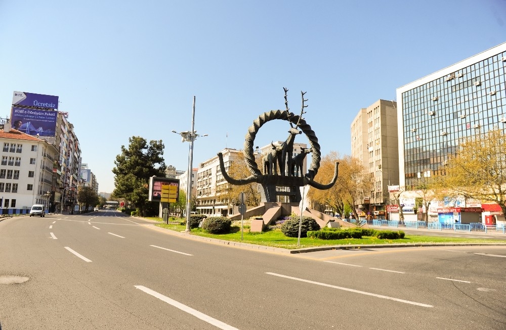 Fotoğraflarla boş kalan Ankara sokakları