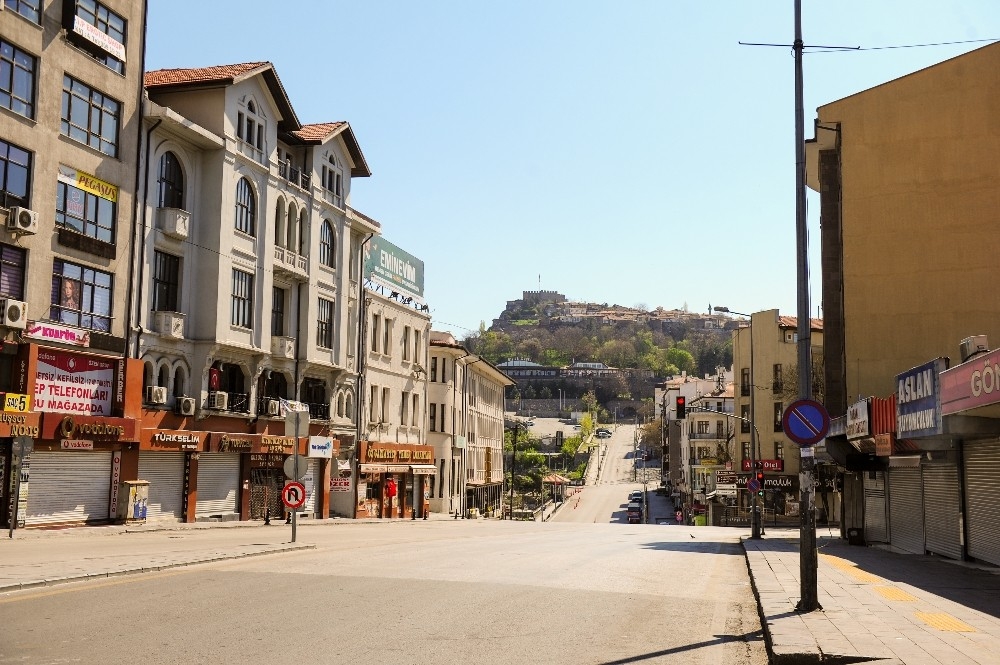 Fotoğraflarla boş kalan Ankara sokakları