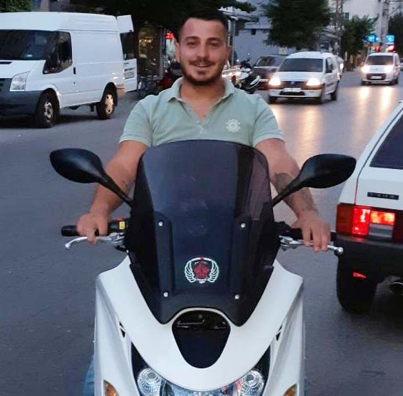 Genç adama sokak ortasında infaz