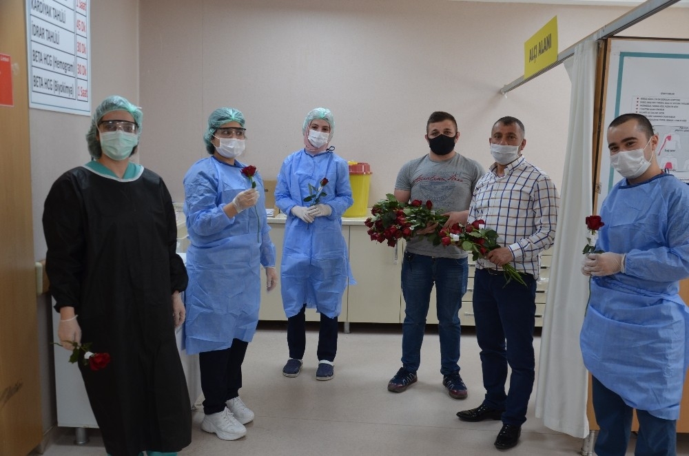 Hatay'da sağlık çalışanlarına 2 bin adet gül dağıtıldı