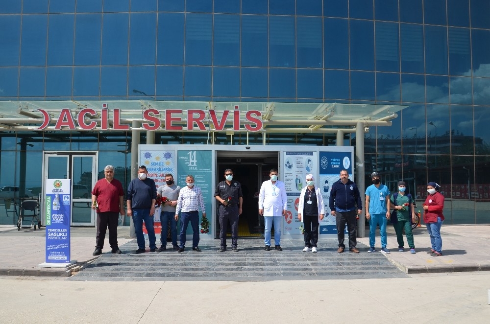 Hatay'da sağlık çalışanlarına 2 bin adet gül dağıtıldı