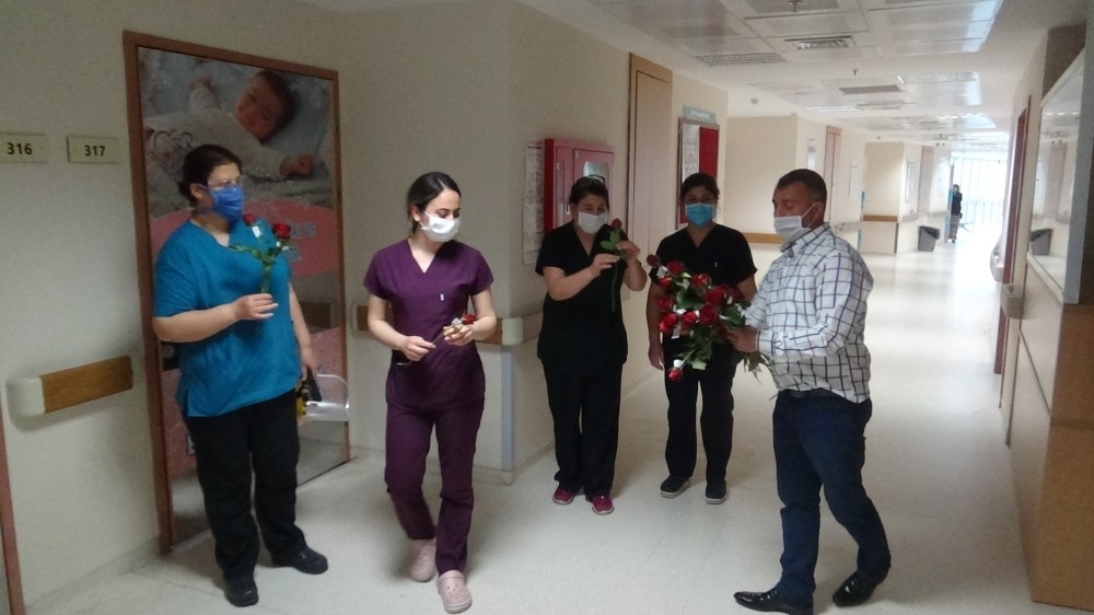 Hatay'da sağlık çalışanlarına 2 bin adet gül dağıtıldı