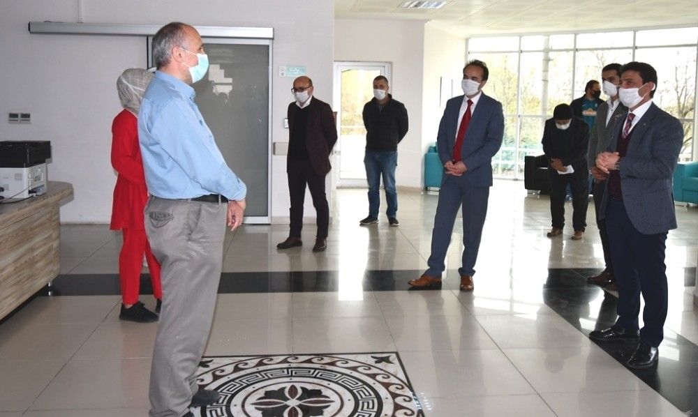 İlk mahsul çilekler sağlık çalışanlarına