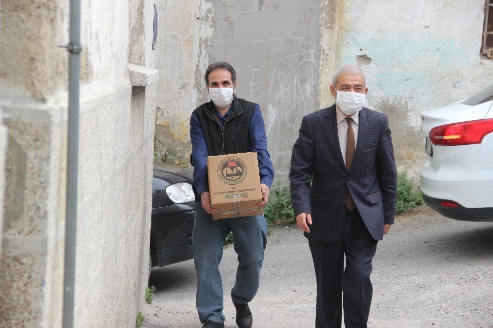 İzmir Vakıflar Bölge Müdürlüğünden 462 aileye kuru gıda yardımı