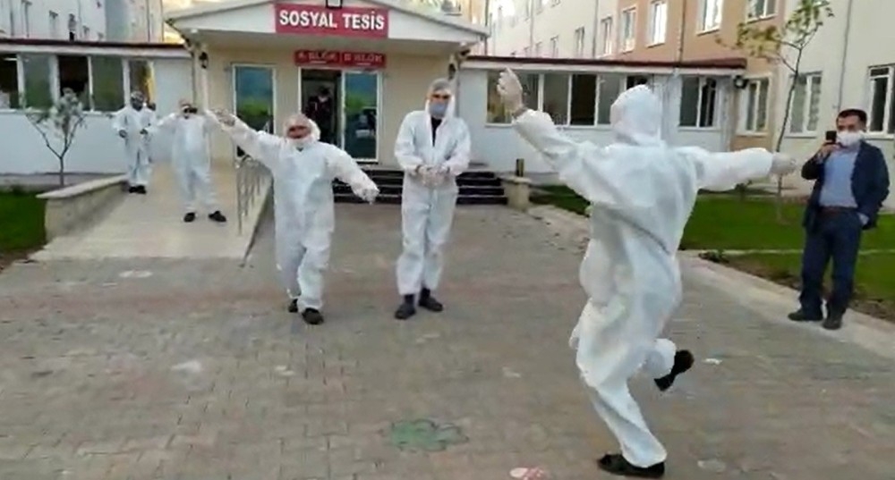 Karantinadaki vatandaşlara moral olsun diye 'Tokat Sarması' oynadılar