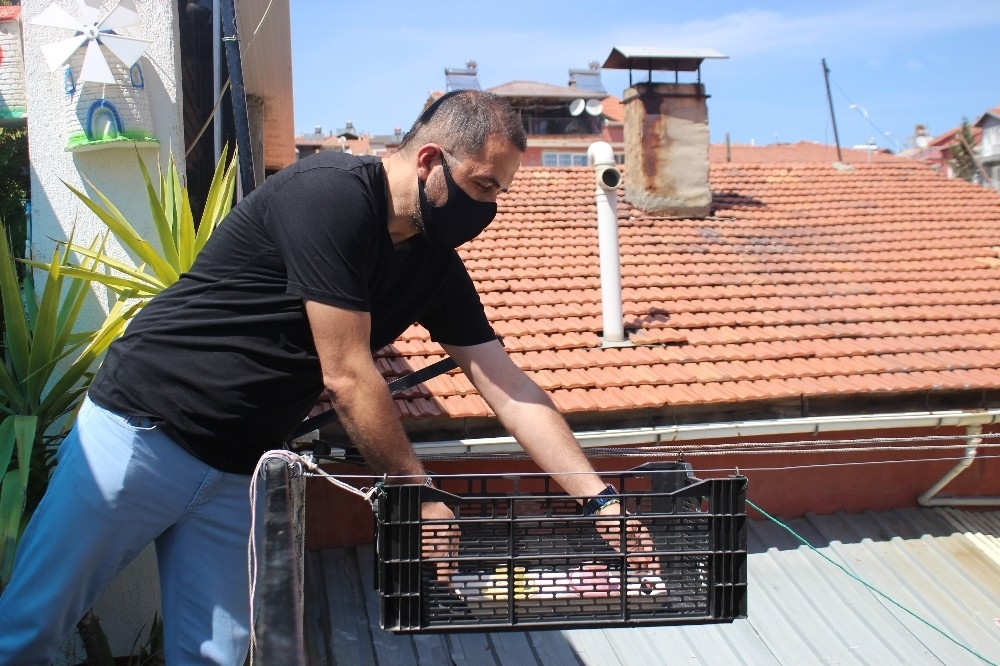 Karşı apartmanda oturan kız kardeşiyle 'teleferik' sistemi sayesinde kahve içebiliyor