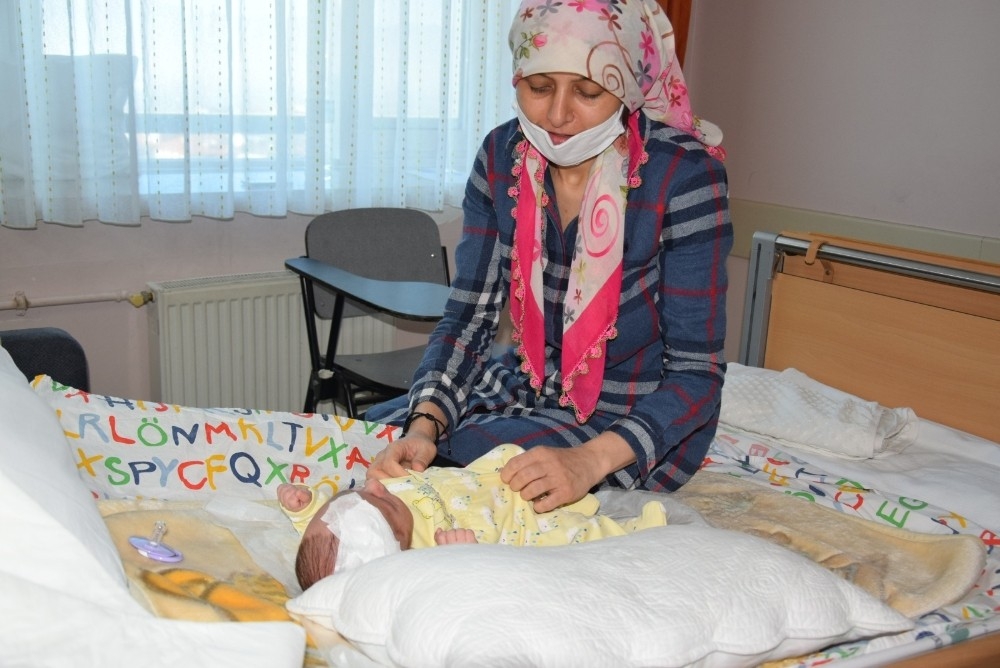Kilo kaybı yaşayan 40 günlük bebek ameliyatla sağlığına kavuştu