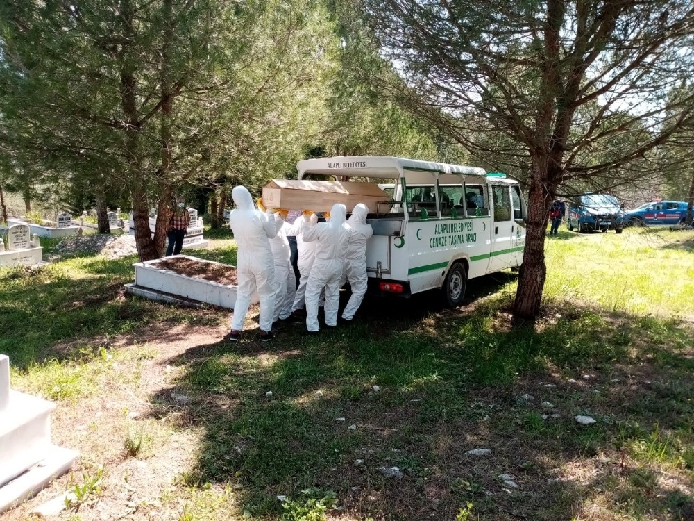 Koronadan ölen kadını gömmeye görevliler gelmedi