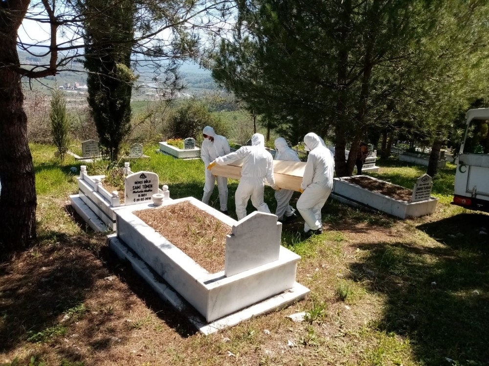 Koronadan ölen kadını gömmeye görevliler gelmedi