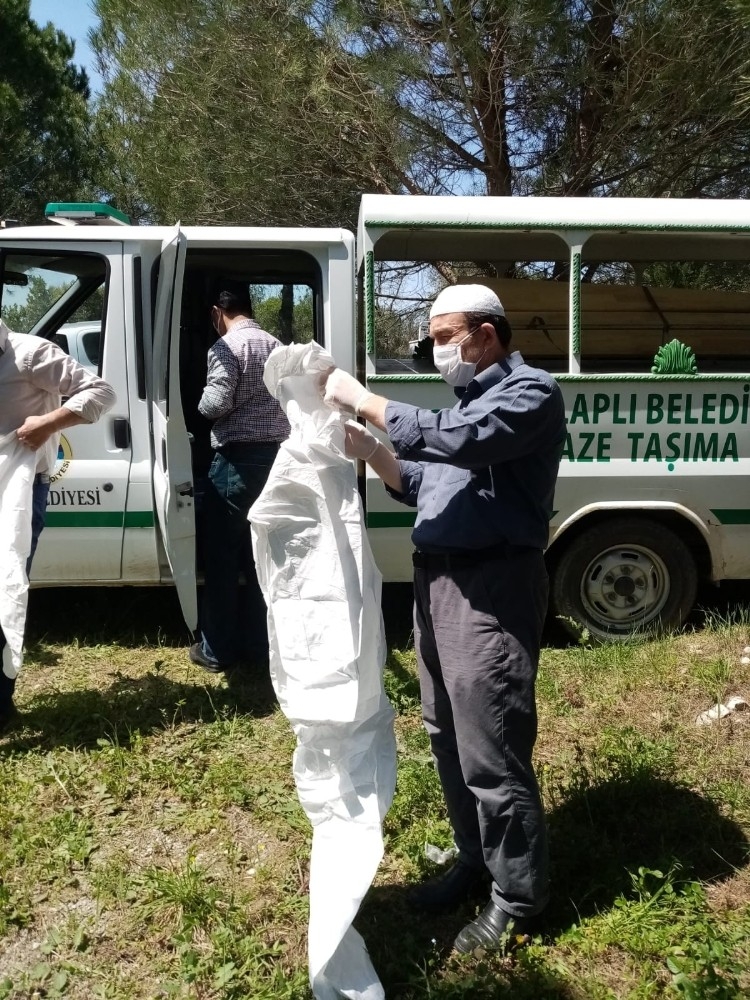 Koronadan ölen kadını gömmeye görevliler gelmedi