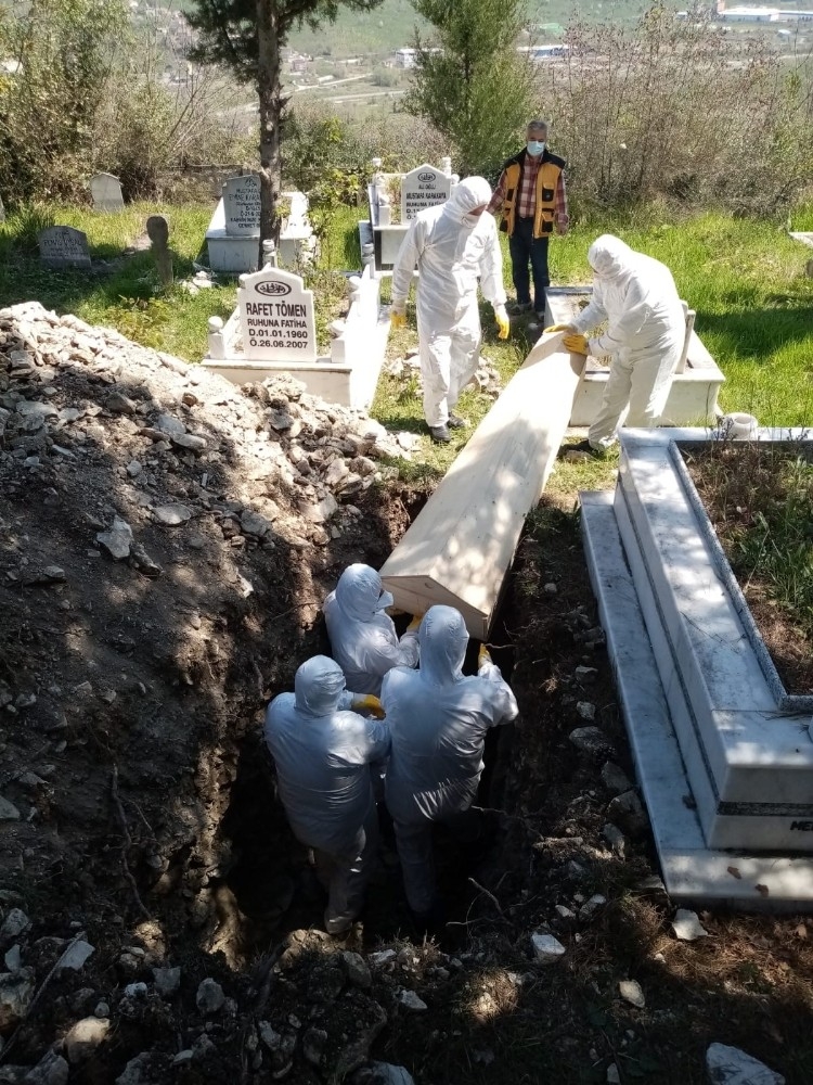 Koronadan ölen kadını gömmeye görevliler gelmedi