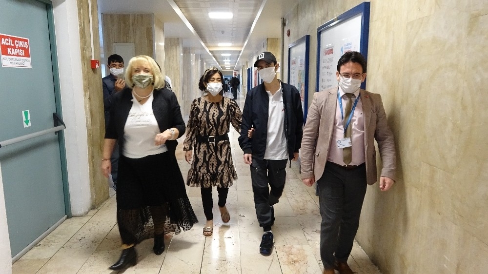Ölmek üzere olan Özbek hastaya pandemi döneminde başarılı nakil