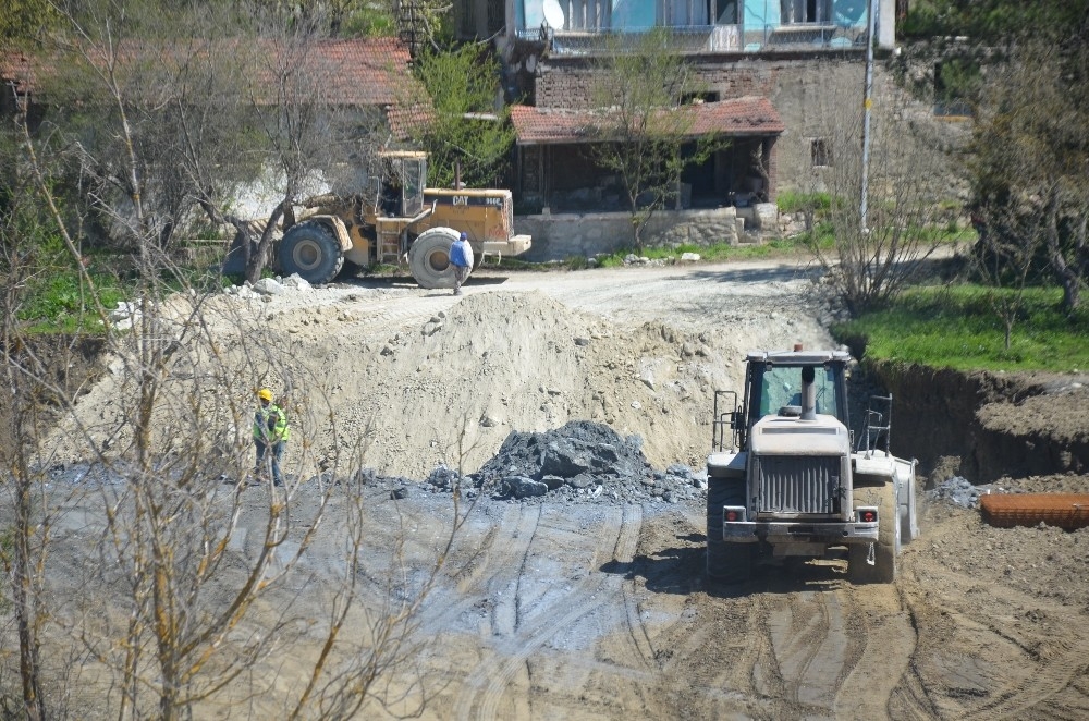 Onlarca kamyon hafriyat obruğun ancak yarısını doldurabildi