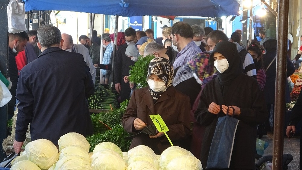 Pazarlar, sokağa çıkma yasağı öncesi doldu taştı