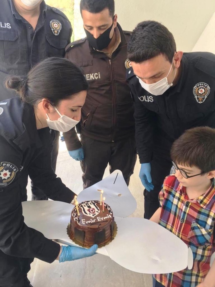 Polis ekiplerinden 8 yaşındaki çocuğa doğum günü sürprizi