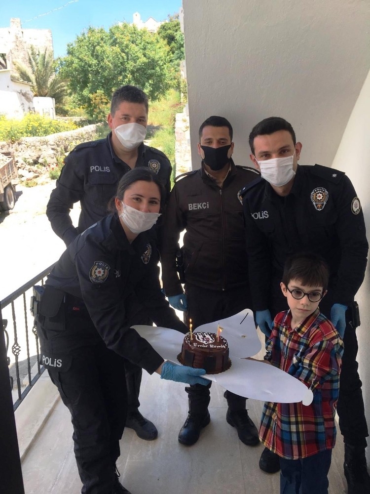 Polis ekiplerinden 8 yaşındaki çocuğa doğum günü sürprizi