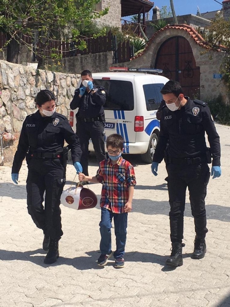 Polis ekiplerinden 8 yaşındaki çocuğa doğum günü sürprizi