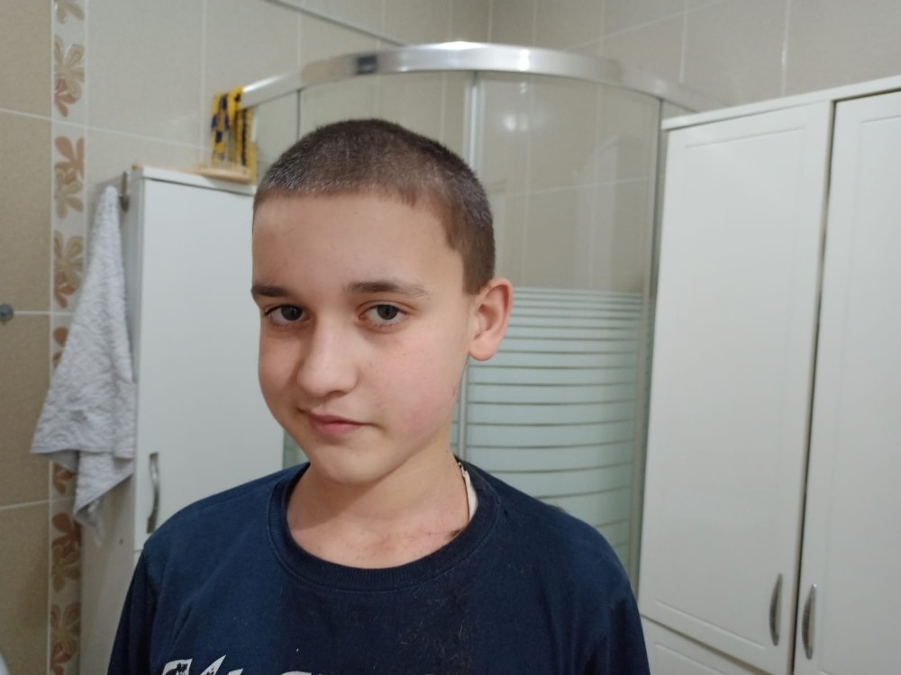 Saç kesme işini babalar, kardeşler, abiler üstlendi
