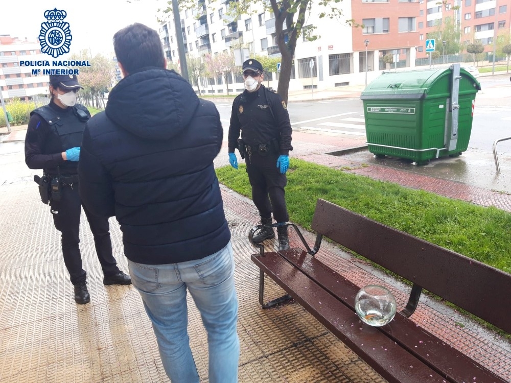 Sokağa çıkma gerekçesi: Balığımı gezdiriyordum