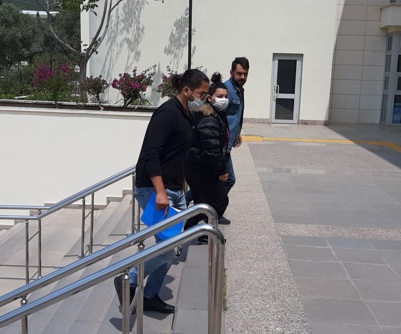 Uyuşturucu kuryesi kızlar kıs kıvrak yakalandı