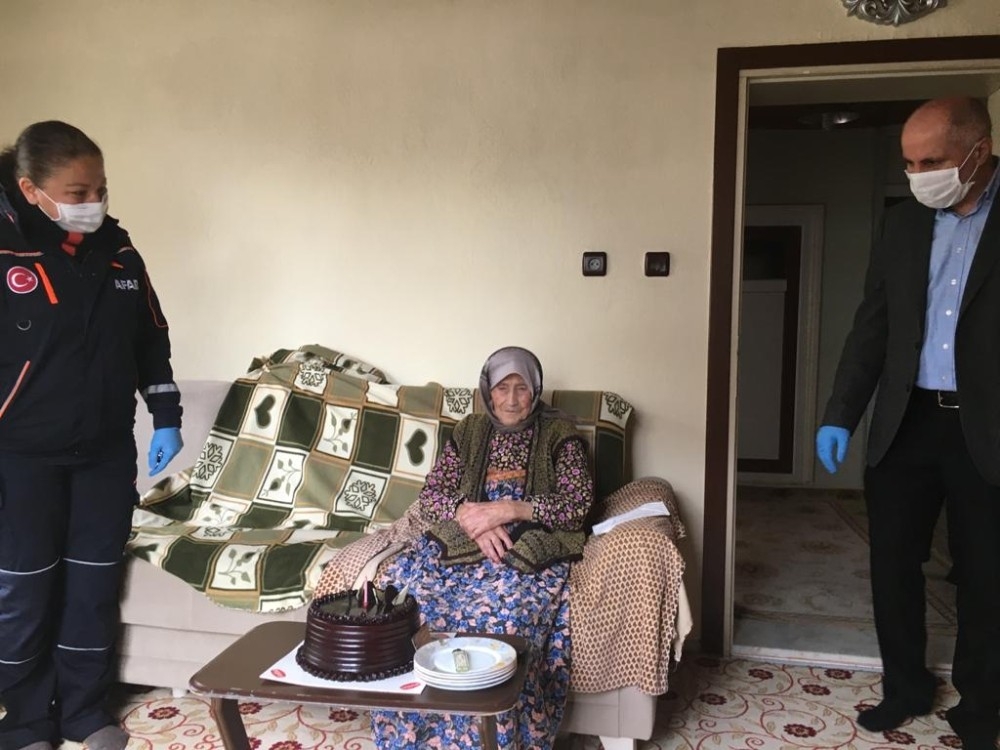 Vali Meral, 100 yaşındaki Zöhre nineyi ziyaret etti