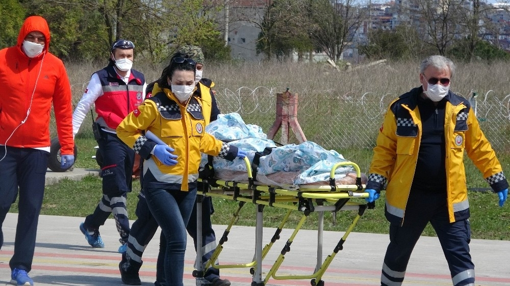 Yaşlı adam ambulans helikopterle hastaneye yetiştirildi