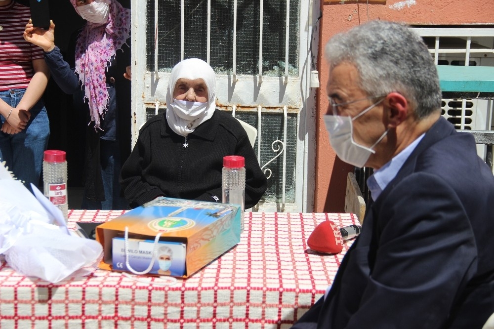 106 yaşındaki Fadime nineye Anneler Günü